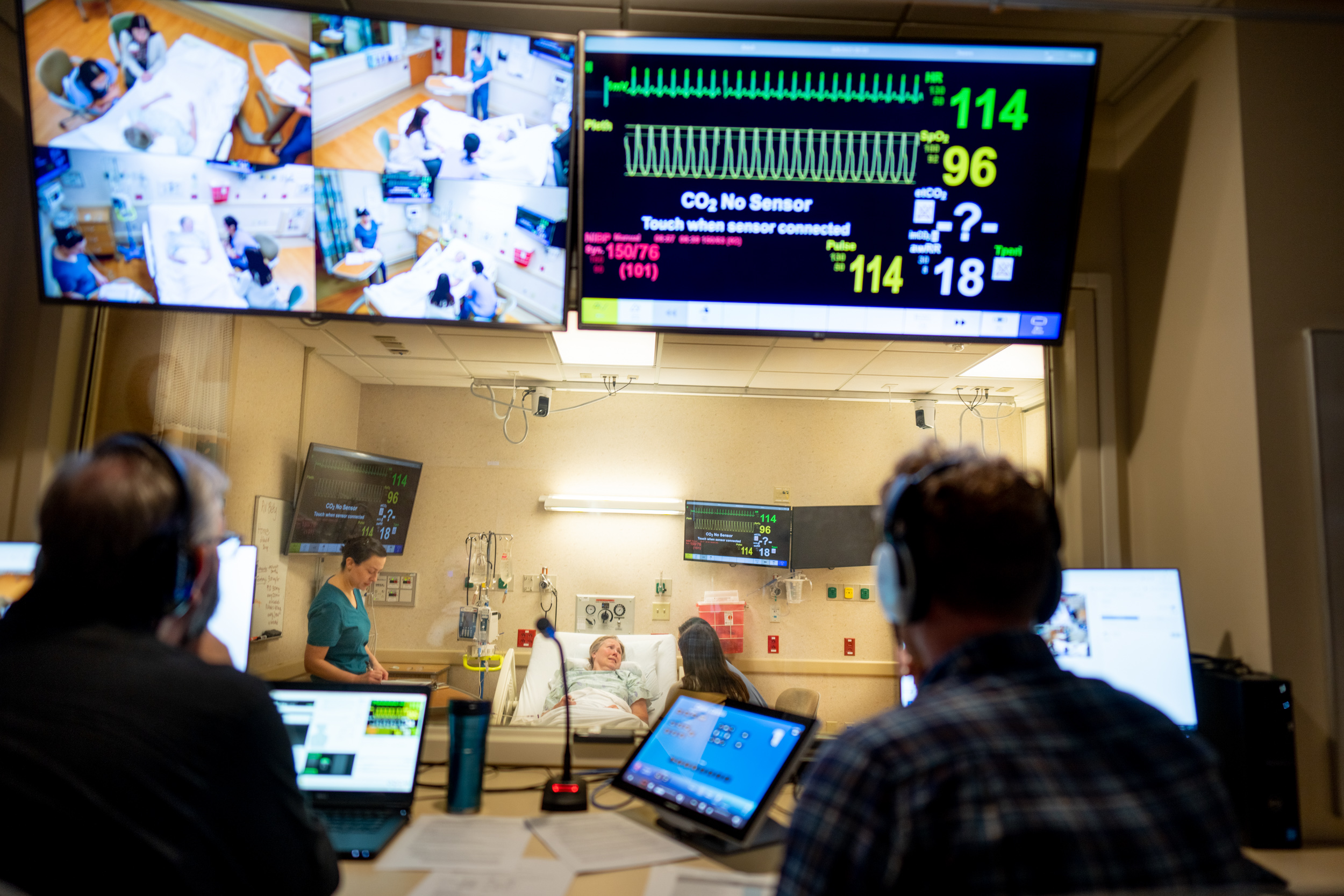 Control room with screens displaying a simulation in progress.